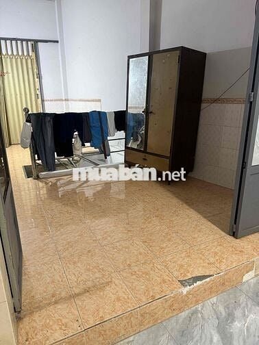 nhà ở riêng lẻ, 1 lầu 3phòng, có sân để xe rộng, 2 nhà vệ sinh,