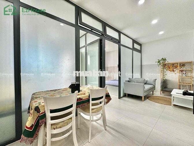 2 Phòng Ngủ - Ban Công - 45m2 - Full Nội Thất - Thang Máy - Sân Bay