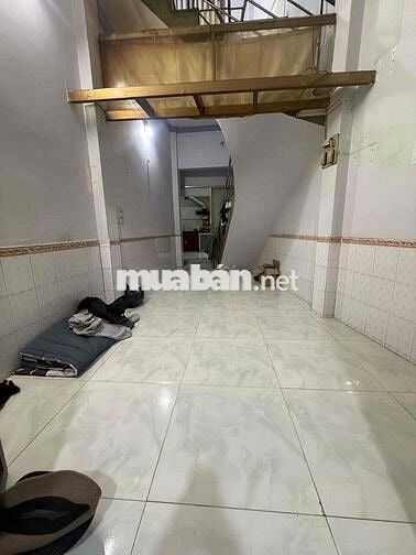 nhà ở riêng lẻ, 1 lầu 3phòng, có sân để xe rộng, 2 nhà vệ sinh,