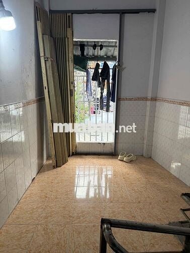 nhà ở riêng lẻ, 1 lầu 3phòng, có sân để xe rộng, 2 nhà vệ sinh,