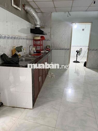 nhà ở riêng lẻ, 1 lầu 3phòng, có sân để xe rộng, 2 nhà vệ sinh,