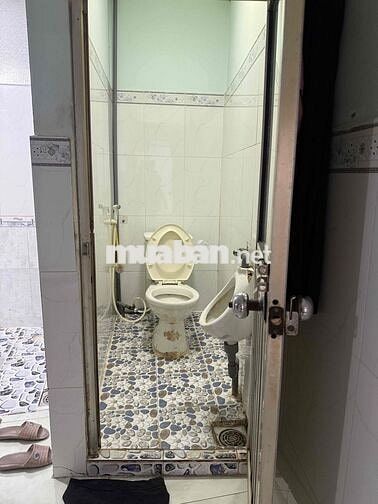 nhà ở riêng lẻ, 1 lầu 3phòng, có sân để xe rộng, 2 nhà vệ sinh,
