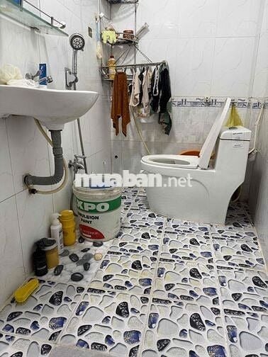 nhà ở riêng lẻ, 1 lầu 3phòng, có sân để xe rộng, 2 nhà vệ sinh,