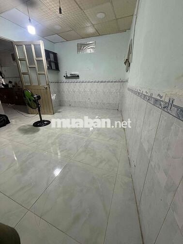 nhà ở riêng lẻ, 1 lầu 3phòng, có sân để xe rộng, 2 nhà vệ sinh,