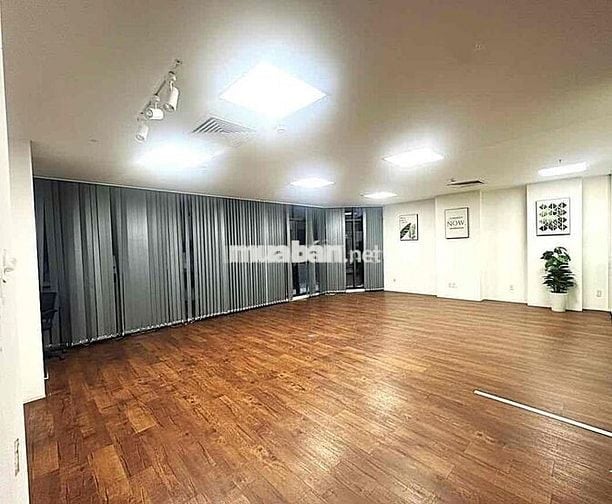 Cho thuê VP 110m2 Cô Giang Q1 có sân đậu ô tô ngăn sẵn 2 phòng lớn