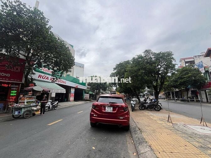 CHo thuê nhà góc 2 mặt tiền đường Kênh nước đen 9x15m trống suốt