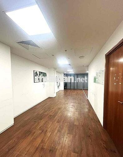 Cho thuê VP 110m2 Cô Giang Q1 có sân đậu ô tô ngăn sẵn 2 phòng lớn