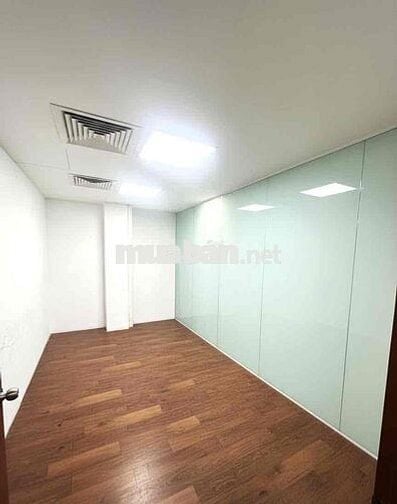Cho thuê VP 110m2 Cô Giang Q1 có sân đậu ô tô ngăn sẵn 2 phòng lớn
