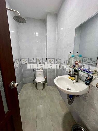 Nhà Hẻm Rộng Xe Tải DT 180m2 1Trệt 2Lầu 4Pn 4Wc Sân Xe Máy Ôtô Đậu