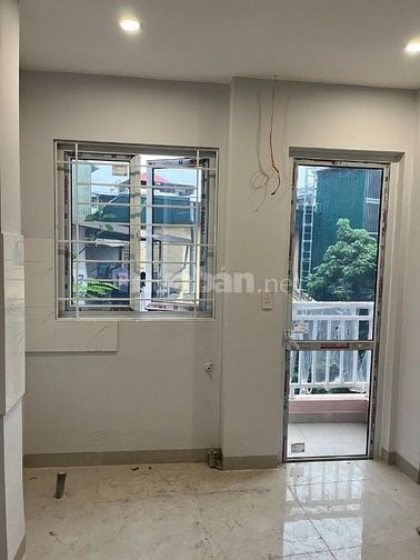 CHO THUÊ PHÒNG TẦNG 3 NHÀ MẶT ĐƯỜNG CÓ THANG MÁY, GẦN TRƯỜNG HỌC, CHỢ,