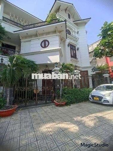 Cho thuê biệt thự căn góc. Tân phú