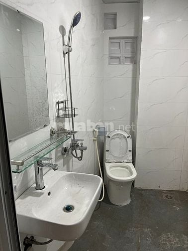 CHO THUÊ PHÒNG TẦNG 3 NHÀ MẶT ĐƯỜNG CÓ THANG MÁY, GẦN TRƯỜNG HỌC, CHỢ,