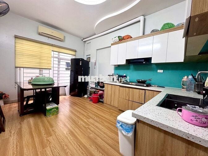 Nhà ngõ 147 Tân Mai, xịn xò, sát mặt phố, 33m x5T, 3 ngủ,chốt liền tay