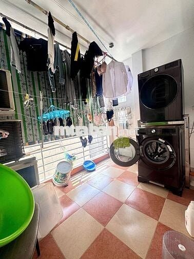 Nhà ngõ 147 Tân Mai, xịn xò, sát mặt phố, 33m x5T, 3 ngủ,chốt liền tay