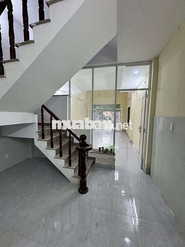 Nhà xưởng có sẵn vp + nhà trêt lầu .dtsd 500 .dg xe công, sẵn điện 3p