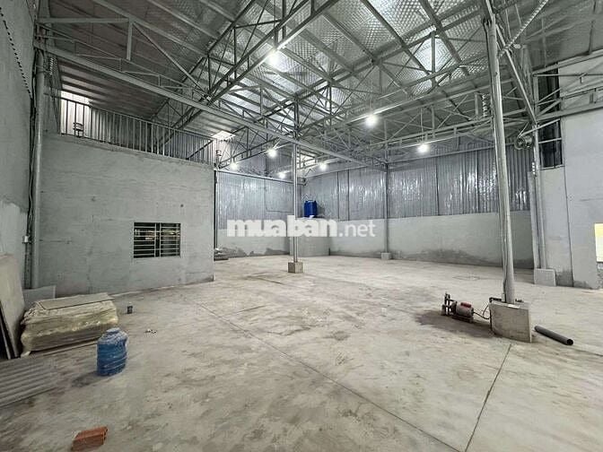 Nhà xưởng có sẵn vp + nhà trêt lầu .dtsd 500 .dg xe công, sẵn điện 3p