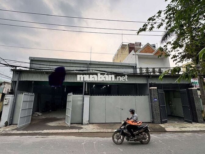 Nhà xưởng có sẵn vp + nhà trêt lầu .dtsd 500 .dg xe công, sẵn điện 3p