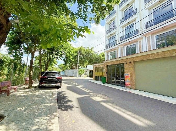 BÁN GẤP NHÀ 4 TẦNG VIEW SÔNG SG, CÁCH QL13 200M, CÓ CÔNG VIÊN, SHR