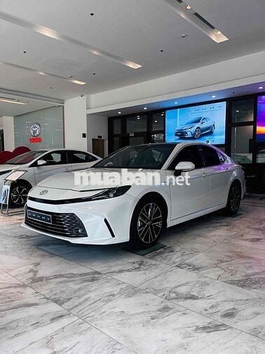Toyota Camry 2025 mới giảm 100% phí trước bạ