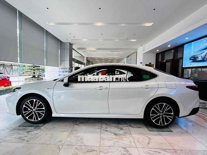 Toyota Camry 2025 mới giảm 100% phí trước bạ