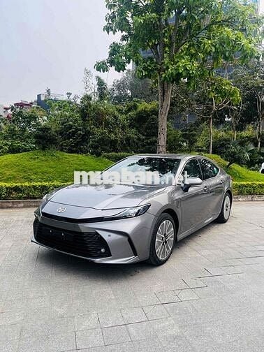 Toyota Camry 2025 mới giảm 100% phí trước bạ