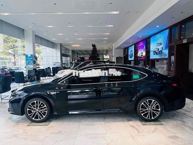 Toyota Camry 2025 mới giảm 100% phí trước bạ
