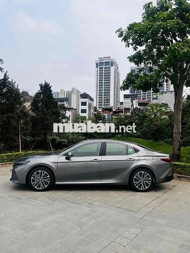 Toyota Camry 2025 mới giảm 100% phí trước bạ