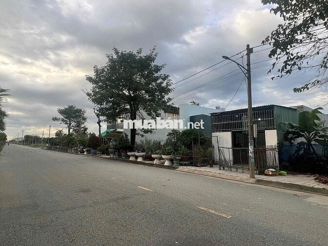 chính chủ cần bán nhà. view kênh đẹp,