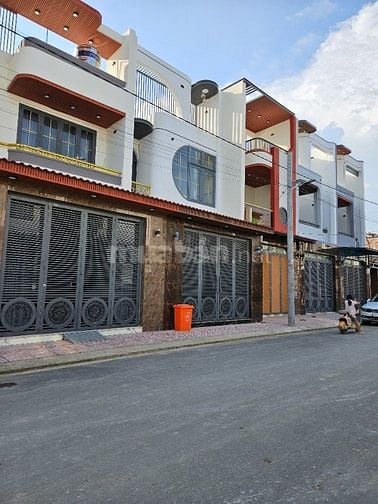 Bán nhà giá tốt 1 hiện tại giáp TPHCM DTSD 160m2