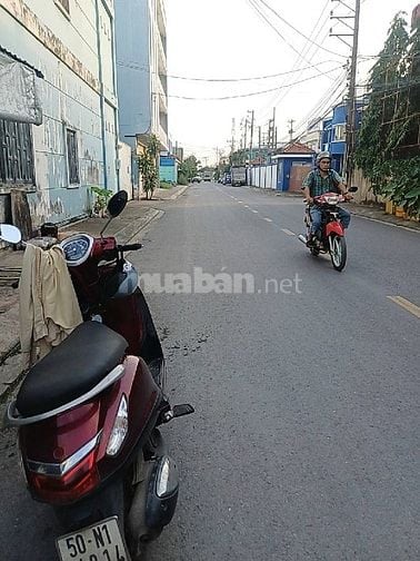 BÁN ĐẤT DT 10 X 32M TẶNG DÃY TRỌ 19P ĐƯỜNG XE CONT ĐỔ CỬA NHỈNH 12 TỶ