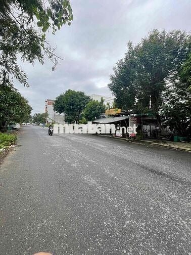 Đoàn Khuê 101,5m2 Đông bắc, Đường 11m5 lề 5m