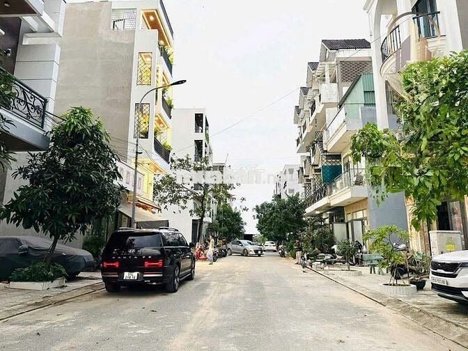 Cho thuê nhà mới xây full nội thất cao cấp q12