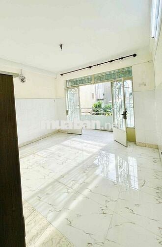 Phòng ban công tách bếp rộng 30mv ngay vòng xoay chợ Thủ Đức giá 4