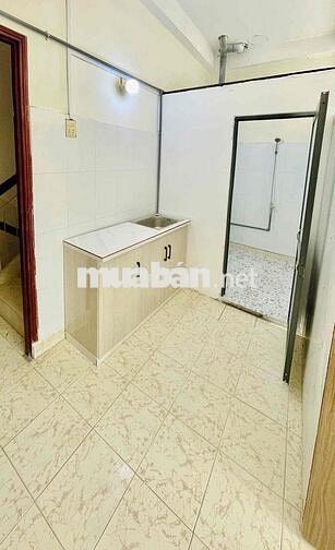 Phòng ban công tách bếp rộng 30mv ngay vòng xoay chợ Thủ Đức giá 4