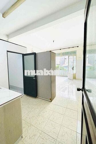 Phòng ban công tách bếp rộng 30mv ngay vòng xoay chợ Thủ Đức giá 4