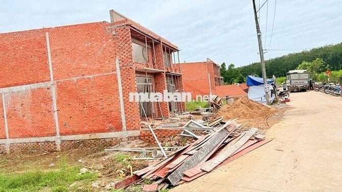 Gia đình cần bán lô đất ngay mặt tiền đường Bến Đôi Bình Lợi