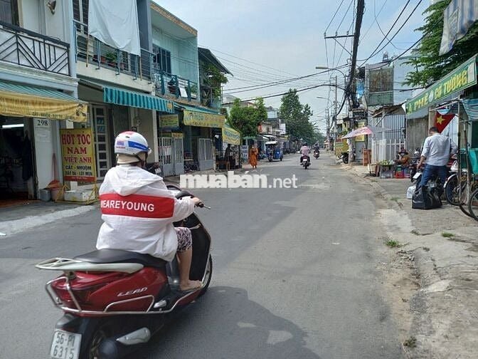 Nhà 3 lầu MT đường ĐHT 02 gần chợ cây sộp. 4,7 x 20m giá 10ty200tr