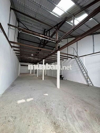 CHo thuê nhà hẻm đường Nguyễn thị nhỏ 8x30m có lửng trống suốt