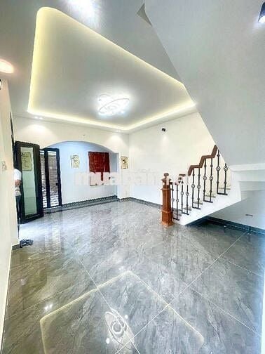 Nhà lô góc 3 tầng tân kỳ tân quý . Đường thông xe cộ đông