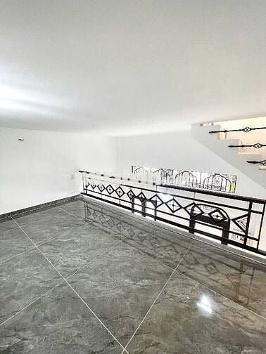 Nhà lô góc 3 tầng tân kỳ tân quý . Đường thông xe cộ đông