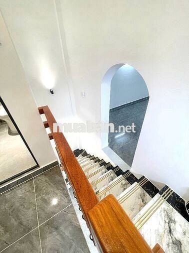 Nhà lô góc 3 tầng tân kỳ tân quý . Đường thông xe cộ đông