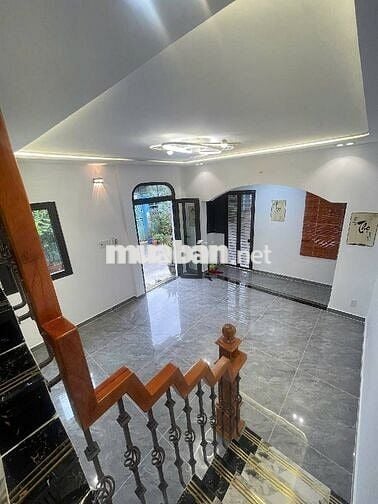 Nhà lô góc 3 tầng tân kỳ tân quý . Đường thông xe cộ đông