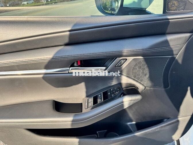 Mazda 3 Luxury 2020 màu trắng, xe đẹp, giá tốt