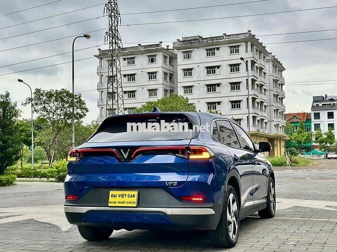 VinFast VF8 Eco mua pin CATL