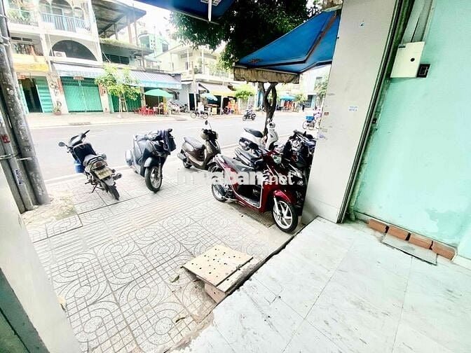 mặt bằng đường 2 chiều gần ngã ba