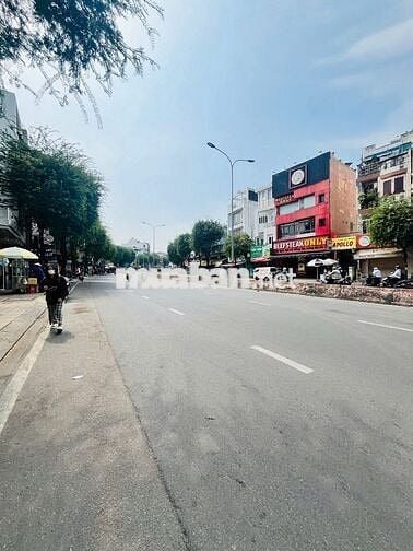 CHo thuê mbkd mặt tiền đường Âu cơ 12x40m thông suốt