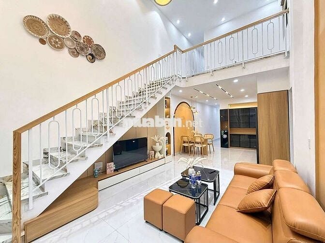 Siêu phẩm kiệt oto Tôn Đản, 100m2 kẹp kiệt thoáng. 3 pn, giá 4ty650