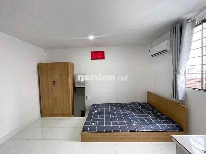 Phòng trọ ở Dương Quảng Hàm trang bị thang máy, có ban công.