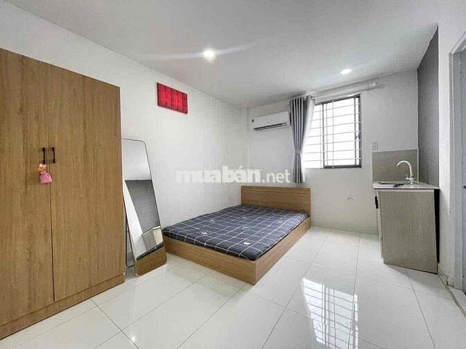 Phòng trọ ở Dương Quảng Hàm trang bị thang máy, có ban công.