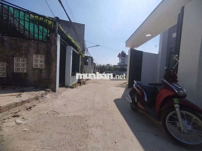 Nhà trệt lầu lửng phong cách hiện đại cách trường cấp 2 phú hòa 800m